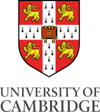 Escudo de la Universidad de Cambridge con un cruz blanca central, leones dorados en fondo rojo y símbolos negros en fondo blanco.